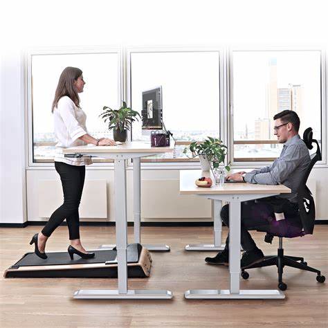 Compra tu mesa escritorio elevable para poder trabajar cómodamente y de forma más sana. Añade una cinta para caminar y se la persona que más aprovecha las reuniones online. ¡COMPRA YA!