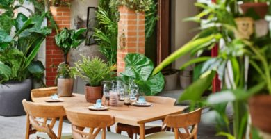 proceso de limpieza y mantenimiento de una mesa de jardín de madera (3)